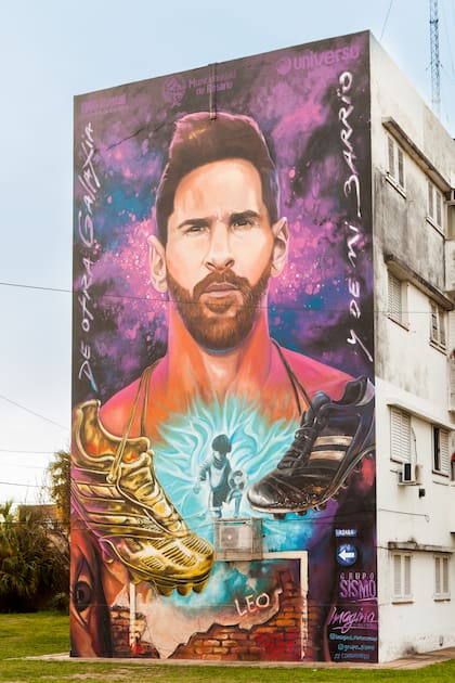 En el barrio La Bajada está uno de los tantos murales que homenajean a Messi.