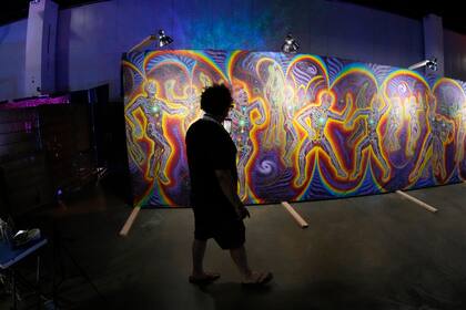 Mural decorativo en el Centro de Convenciones de Colorado, donde se realizó la conferencia de Ciencias Psicodélicas, el 21 de junio de 2023 en Denver. Australia se convirtió el 1 de julio de 2023 en el primer país en autorizar el uso de ciertas sustancias psicodélicas para pacientes con depresión o trastorno de estrés postraumático. (Foto AP/David Zalubowski, Archivo)
