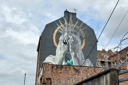Mural en Francia muestra a la Estatua de la Libertad cubriéndose los ojos en crítica a Trump