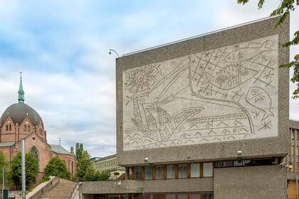 El mural "Los pescadores", con diseño de Picasso, puede contemplarse en el ala "Y" de los edificios gubernamentales de Akersgata, en Noruega; podría ser demolido