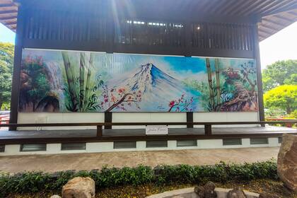 Mural Monte Fuji, de la artista Julia Funai, en una pared  del edificio del Jardín Japonés, sobre Av Casares.