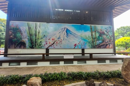 Mural Monte Fuji, de la artista Julia Funai, en una pared del edificio del Jardín Japonés, sobre Av Casares.