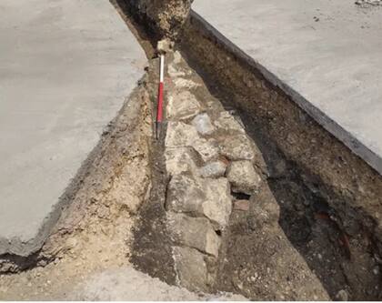 Muralla post-medieval, probablemente un elemento relacionado con los jardines del castillo