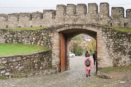 Murallas de Sheki, antigua ciudad al pie de la cadena del gran Cáucaso