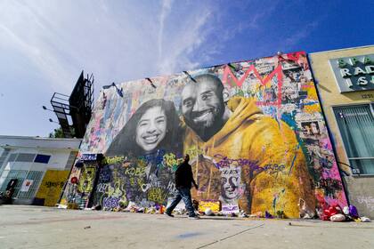 Varios murales de excelente calidad recuerden en Los Ángeles a Gianna y Kobe Bryant, una ciudad a la que el ex números 8 y 24 ayudó a mantener en el candelero con sus actuaciones deportivas.