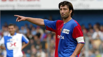 Murat Yakin, en su etapa como jugador y capitán del FC Basel (Suiza).