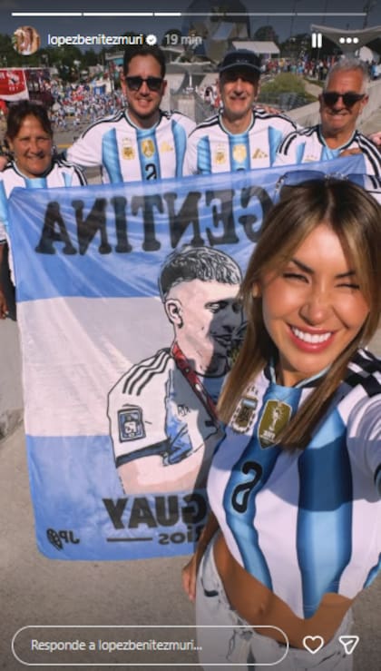 Muri López Benítez y su familia llevaron una bandera para alentar a Lisandro Martínez (Foto: Instagram)