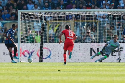 Muriel anota, de penal, uno de sus tres goles. Lo sufre Juan Musso, arquero de la selección argentina.