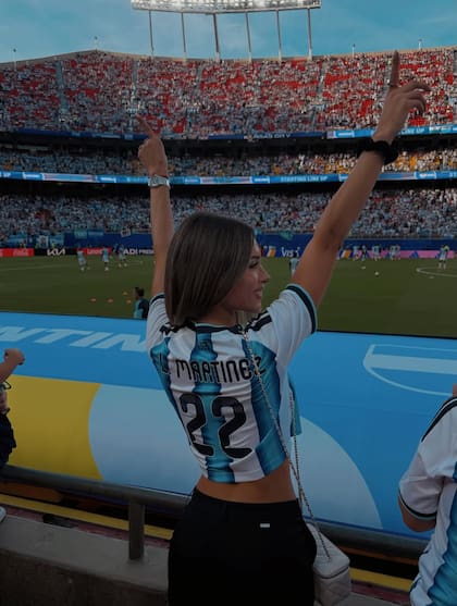Muriel López Benítez con la 22 de Lisandro Martínez en el debut mundialista