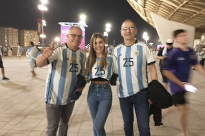 Muriel López Benítez junto a Raúl, su suegro, y Héctor, su papá