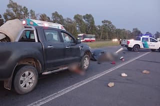 Viajaban cuatro en una moto por Ruta 2, chocaron contra un camión, los atropellaron y murieron