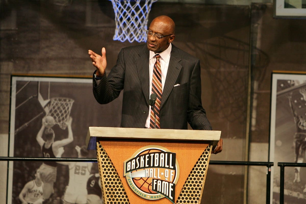 Murió Bob Lanier, histórico jugador de los Pistons y los Bucks, inducido al Salón de la Fama en 1992.