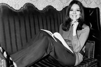 Diana Rigg en sus inicios en la pantalla chica en Los vengadores