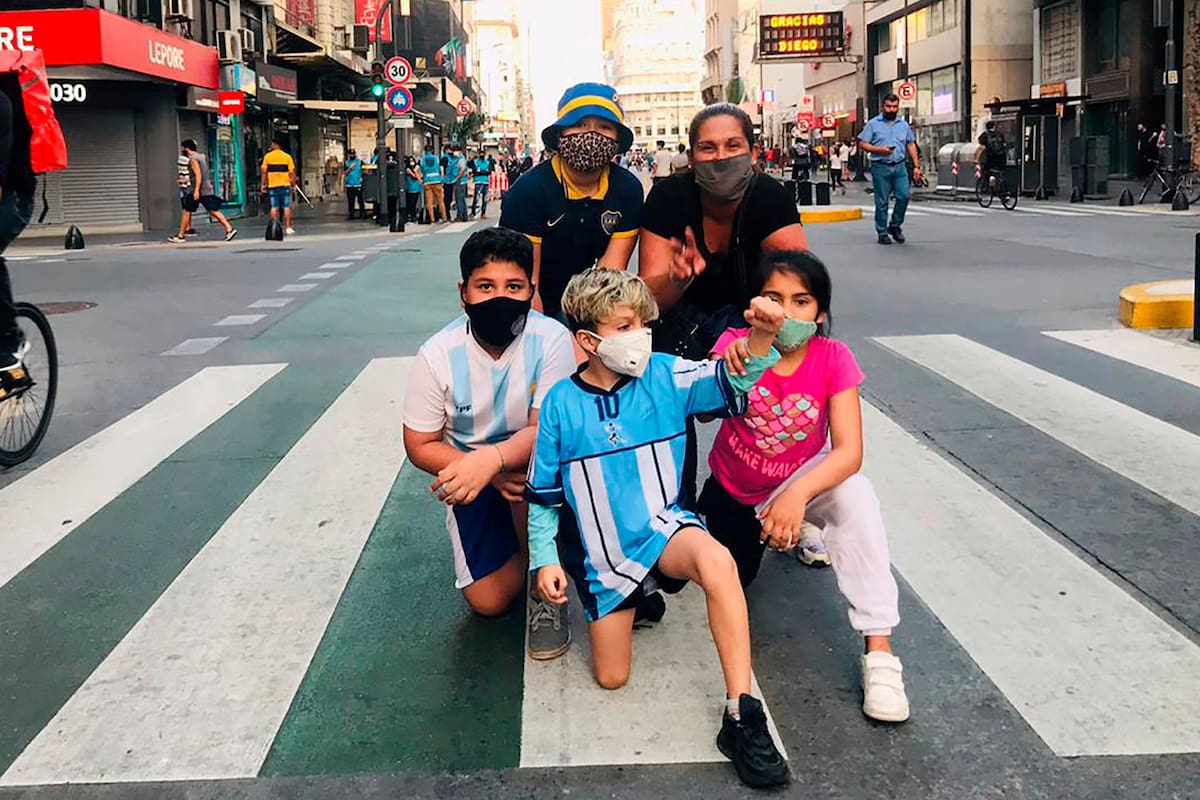 Murió Diego Maradona: "Fue la única persona que hizo felices a todos", el recuerdo de los simpatizantes en el Obelisco