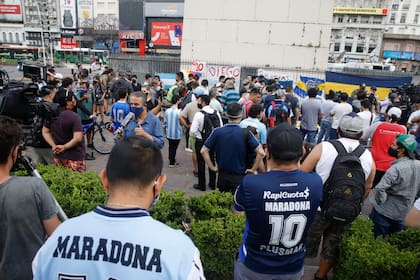 En el Obelisco, ya hay concentraciones para despedir a Diego Maradona