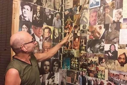 Jorge Rivelli y un mural con fotos de grandes escritores