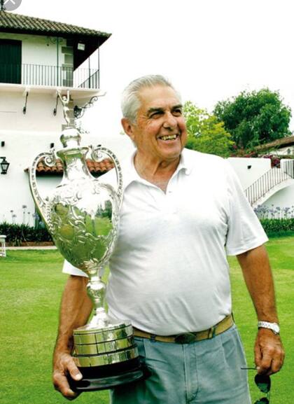 Franky Dorignac, con la Copa del Abierto de Tortugas, una de sus debilidades