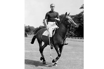 El príncipe Felipe juega al polo, unos días antes del nacimiento de su segundo hijo (7 de agosto de 1950)