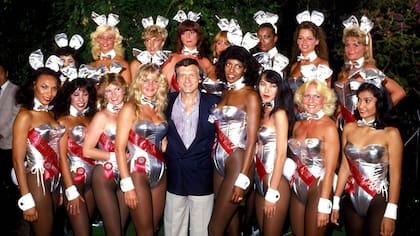 Hefner con un grupo de conejitas