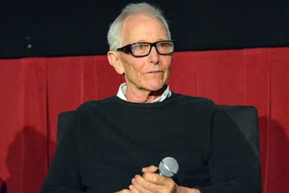 Murió Jim Abrahams, el creador de las clásicas comedias como ¿Y dónde está el piloto? y La pistola desnuda