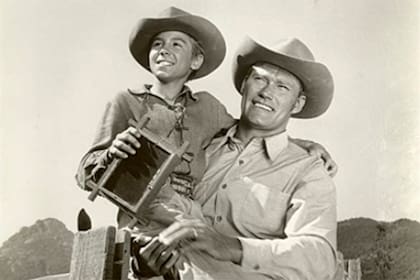 Murió Johnny Crawford, el actor infantil de El hombre del rifle