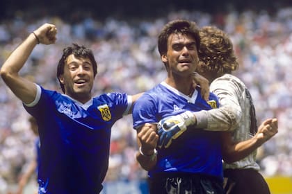 Julio Olarticoechea, el recientemente fallecido José Luis "Tata" Brown y Nery Pumpido festejan en México 1986.
