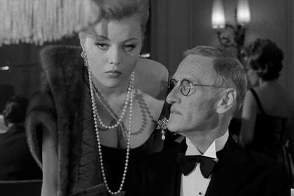 Murió Margaret Nolan, actriz de Goldfinger y símbolo de los años sesenta. Margaret Nolan and Wilfred Brambell. A Hard Days Night. 1964