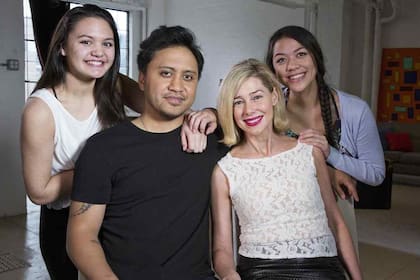 Vili Fualaau con sus dos hijas y su fallecida esposa