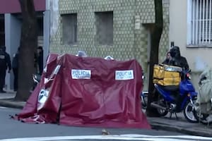 Encuentran muerto a un joven de 29 años en la calle: tenía heridas de arma blanca