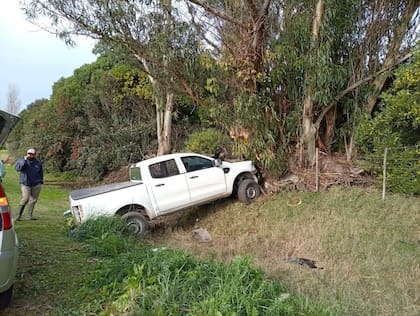 Murió un hombre que había chocado contra un árbol camino a Miramar