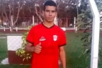 Murió un jugador de fútbol del club Ferré de Bella Vista tras chocar contra el muro perimetral en una cancha