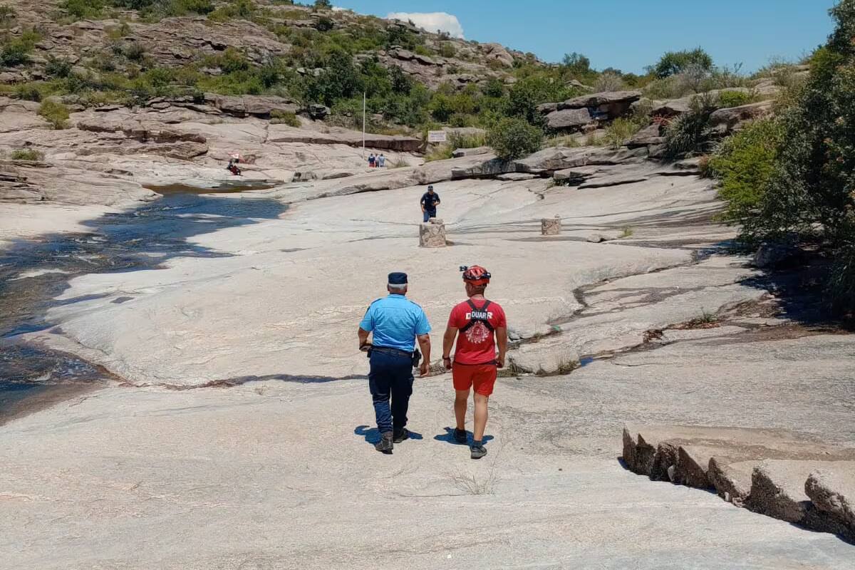 Murió un turista de 65 años tras ahogarse en un balneario de Mina Clavero