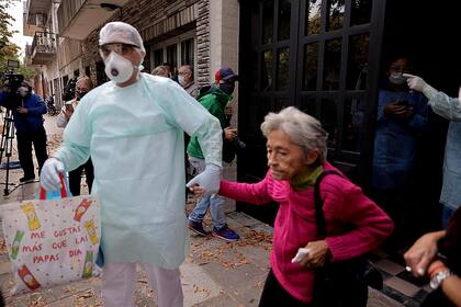 Murió una persona y hay ocho infectados en el geriátrico San Lucas de Parque Avellaneda