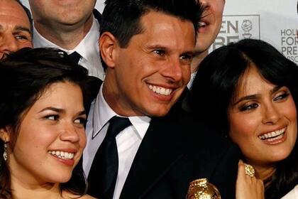 Murió uno de los creadores de Ugly Betty, Silvio Horta, a los 45 años; aquí junto a America Ferrera y Salma Hayek