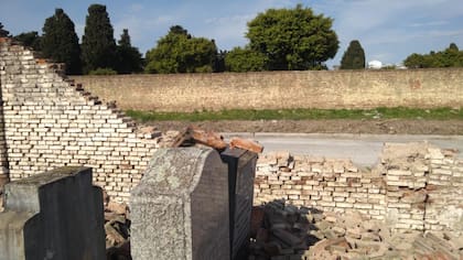 Muro que da a la calle interna que divide la “parte nueva” de la “parte nueva” del cementerio de La Tablada, destruido en un hurto en 2019