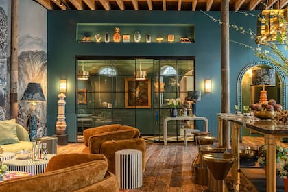 Muros desgastados conviven con mármoles, hierro industrial con géneros contemporáneos y carpinterías fabriles con piezas de autor en la casa de influencers de Arzuaga.