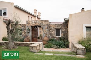 Muros, pircas, escaleras y terrazas en la piedra del lugar.