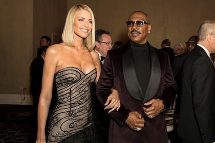 Murphy y Paige Butcher, su pareja más reciente en una entrega de premios Globo de Oro