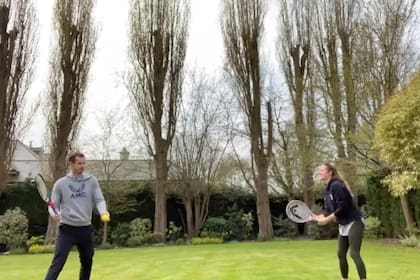 Murray y su esposa practicando un challenge de tenis en plena cuarentena. Crédito: Instagram