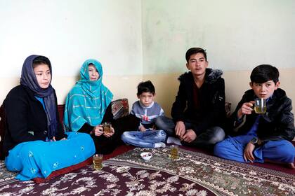 Murtaza Ahmadi, con su familia, en Kabul.