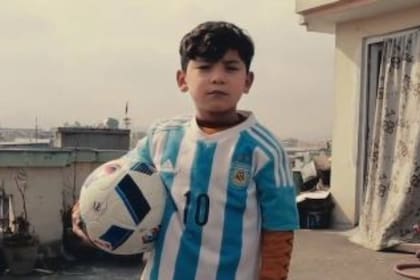 Murtaza no se arrepiente de haberse calzado aquella vez la bolsa de plástico para imitar la casaca de su ídolo, pero toda su familia preferiría que esa foto nunca hubiera existido