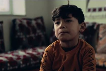 Murtaza se fue con su famila a Pakistán y luego se exilió a Kabul, capital de Afganistán, porque tenía miedo de que la gente de su pueblo quisiera secuestrarlo al sospechar que tenía mucho dinero gracias a Messi