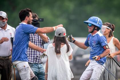 Facundo Sola y Guillermo Caset festejan el triunfo de RS Murus Sanctus en Tortugas contra La Dolfina; este domingo tienen un encuentro crucial, contra La Natividad-Monjitas.