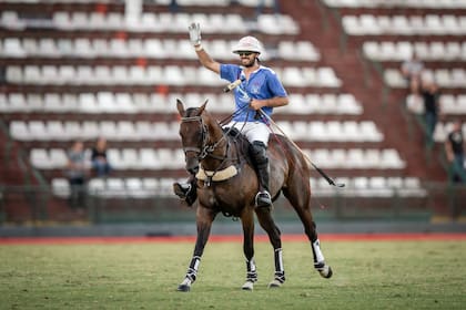 Facundo Sola celebra su segunda gran victoria en el Argentino Abierto; en 2018, jugando por Monjitas, había eliminado a Ellerstina para pasar a la final, junto a Guillermo Caset, hoy todavía compañero, pero en Murus Sanctus.
