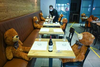 Los osos de peluche parecen despertar la simpatía entre los clientes, al igual que otros animales de peluche, como en este restaurante en Hofheim, Alemania