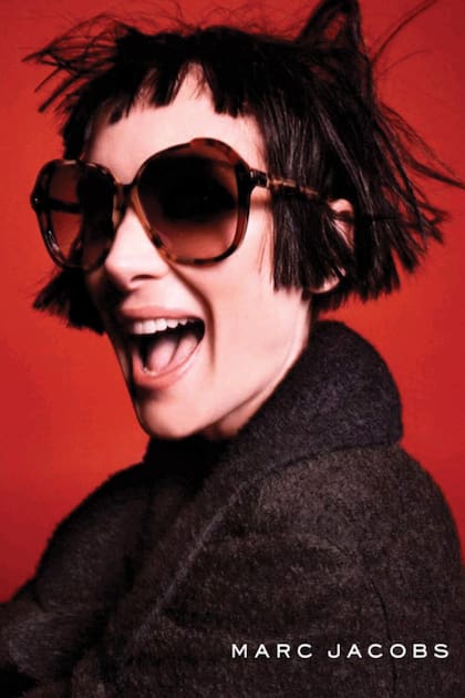 Musa y amiga de Marc Jacobs, Winona y él protagonizan una de las grandes historias fashionistas del siglo XXI. En la imagen, ella como cara de la campaña de anteojos de sol del diseñador, en 2015.