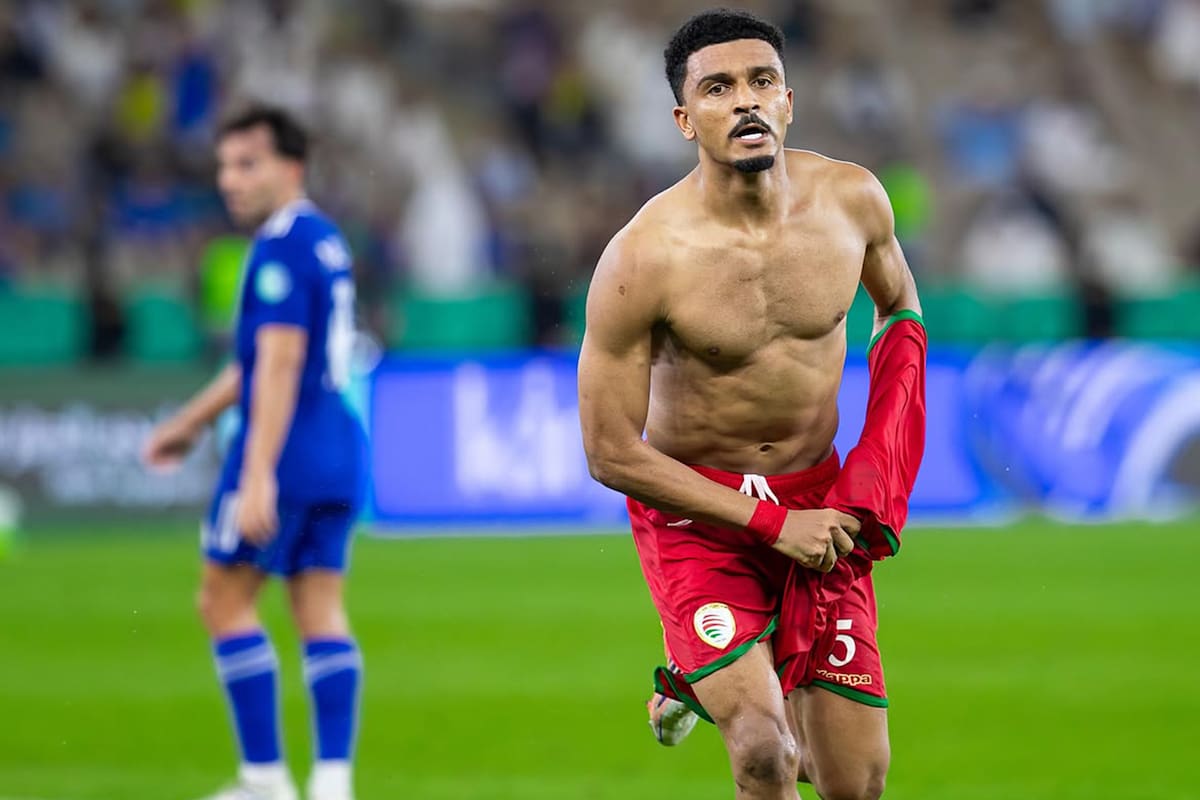 Musab Al-Shaqsi, de la selección de Omán, se saca la camiseta tras marcar el gol que le daba la clasificación a su país en la Copa del Golfo; pero la amarilla posterior dejaría todo en suspenso