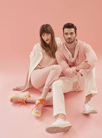 Musculosa (Giesso), campera recta (Perramus), pantalón tiro alto (Panni Margot), zapatillas (Mishka).
Remera (Etiqueta Negra), buzo con capucha y pantalón (Levi's), zapatillas (Perramus)