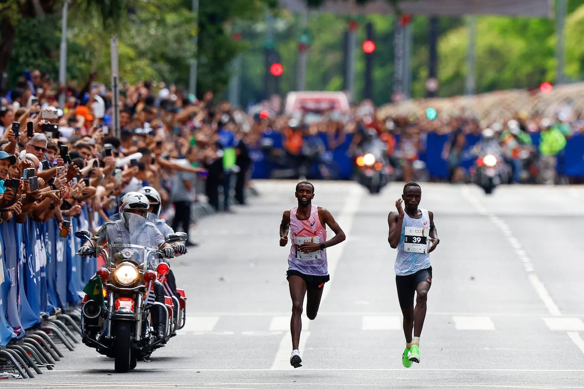Muse Gizachew, de Etiopía, sobrepasó en los últimos 50 metros al keniata Jonathan Kipkoech Kamosong, durante la carrera San Silvestre, en San Pablo