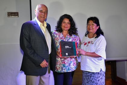 Alberto Bellucci, presidente de la Academia Nacional de Bellas Artes; Ester Díaz, encargada del Museo de Calilegua y Elsa Flores, intendente de Calilegua.
